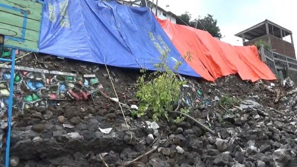 Talud atau dinding penahan tanah sepanjang 24 meter dengan tinggi 10 meter roboh  menimpa halaman SD Negeri 02 Kalibanteng kidul, Kota Semarang, Jawa Tengah (Jateng) pada Sabtu(28/2/2020) malam. (Foto: iNews/Wisnu Wardhana)