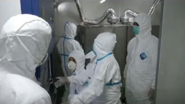 Tim peneliti empon-empon untuk menangkal virus korona melakukan penelitian di Laboratorium Professor Nidom Foundation atau PNF yang terletak di Kelurahan Karangketug, Kecamatan Gading Rejo, Kota Pasuruan, Minggu (1/3/2020). (Foto: iNews/Jaka Samudra)