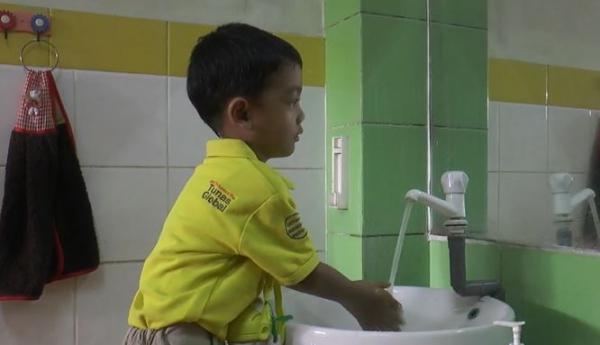 Anak-anak diminta cuci tangan Anak-anak diminta cuci tangan, Selasa (3/3/2020) (Foto: iNews/Iyung Rizky)