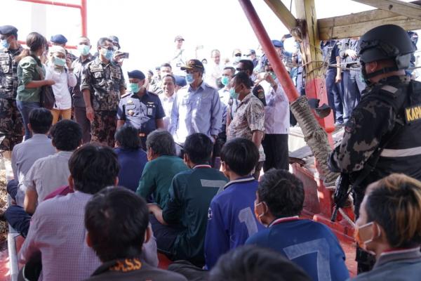 Edhy Prabowo Dok KKP1 Tersangka pembunuhan terhadap tukang pijat plus-plus, NN saat menjalani rekonstruksi di sebuah hotel kawasan Kebon Manis, Cilacap Utara. (Foto: iNews/Heri Susanto)