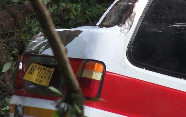 Angkot jatuh ke jurang Angkot jatuh ke jurang, Rabu (4/3/2020) (Foto: iNews/Husein Lubis)