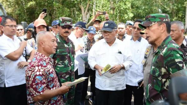 Panglima TNI Marsekal Hadi Tjahjanto dan rombongan meninjau bekas Kamp Vietnam di Pulau Galang, Kota Batam, Kepulauan Riau Rabu (4/3/2020). (Foto: ist)