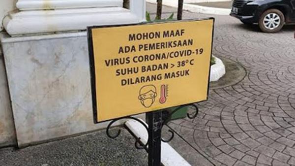 Pemerintah Provinsi (Pemprov) DKI Jakarta memeriksa suhu tubuh setiap pegawai maupun tamu yang memasuki Kantor Balai Kota, DKI Jakarta untuk mengantisipasi penyebaran virus korona, Rabu (4/2/2020). (Foto: iNews.id/ Wildan Catra Mulia).