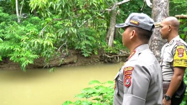 lokasi warga diterkam buaya Kapolres Baubau AKBP Zainal Rio Chandra Tangkari memantau lokasi warga diterkam buaya di Sungai Lakogou, Kota Baubau, Sultra, Kamis (5/3/2020). (Foto: iNews/Andhy Eba)
