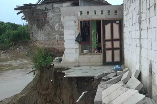 Longsor di pinggir Kali Bekasi, Kamis (5/3/2020) (Fotot: iNews/Didit Junaidi)