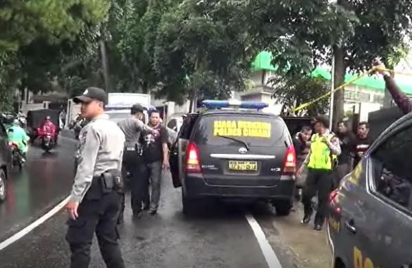 Polisi Identifikasi Mayat Terbungkus Seprai di  Jalan Raya 