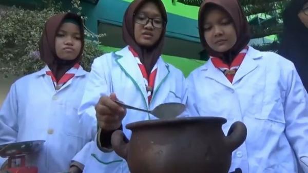 Ketiga siswi MTsN 1 Sampit penemu ramuan obat diabetes dari kayu laban saat memberikan keterangan kepada wartawan di Kota Sampit, Kabupaten Kotim, Kalteng, Kamis (5/3/2020). (Foto: iNews/Normansyah)