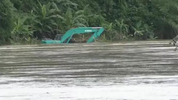 Ekskavator teredam luapan Ekskavator teredam luapan Sungai Serayu, Purbalingga, Jawa Tengah (Jateng). (Foto: iNews/Catur Edi Purwanto)