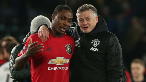 Ighalo Solskjaer Pelatih Manchester United Ole Gunnar Solskjaer (kanan) merangkul Odion Ighalo usai cetak dua gol ke gawang Derby County, Jumat (6/3/2020) dini hari WIB, (Foto: Independent)