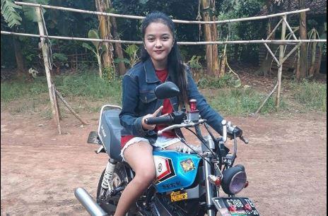 Intan menaiki motor Intan menaiki motor merupakan okrban pembunuhan di Jalan Raya Lembang, Jumat (6/3/2020) (Foto: istimewa)
