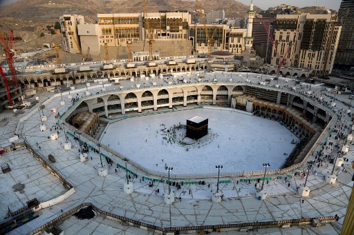 Tampak area ubin putih yang mengelilingi Ka`bah, di dalam Masjidil Haram di Mekah, kosong dari para jamaah. (FOTO: ABDEL GHANI BASHIR / AFP)