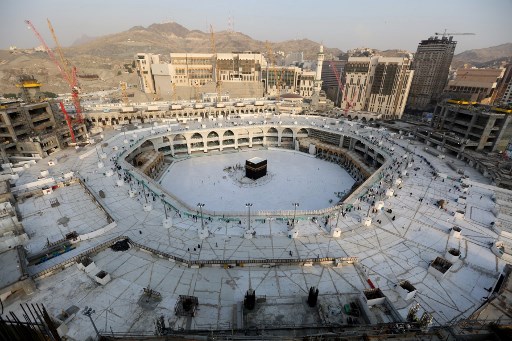 Tampak dari jauh area kosong yang mengelilingi Ka`bah, di dalam Masjidil Haram. Kawasan itu tampak kosong dari para jamaah. (FOTO: ABDEL GHANI BASHIR / AFP)