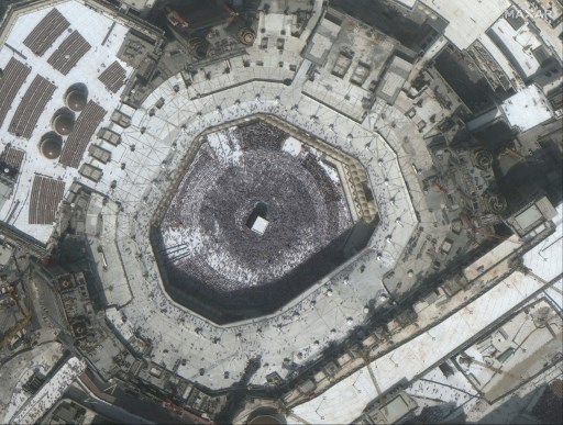 Foto yang dirilis pada 5 Maret 2020 oleh Maxar Technologies menunjukkan Masjidil Haram dan Ka`bah, sebelum adanya wabah virus korona yang memicu penutupan lokasi tersebut. (FOTO: Satellite image ©2020 Maxar Technologies / AFP)