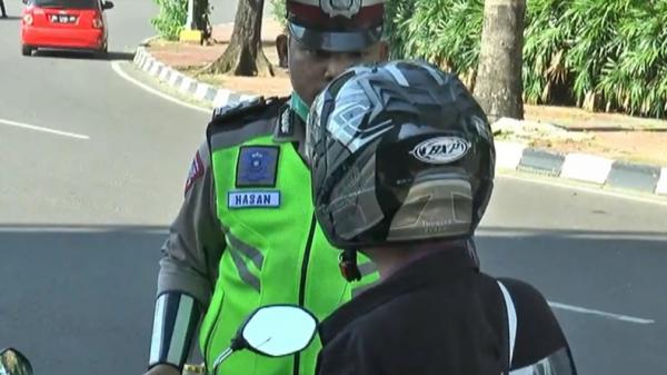 Pengendara motor coba kabur saat dirazia petugas Satlantas Polrestabes Palembang (David/iNews)