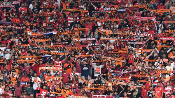 The Jakmania The Jakmania, suporter Persija Jakarta, memadati Stadion Utama Gelora Bung Karno. (Foto: ANTARA/Aditya Pradana Putra)