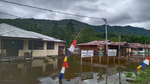 Banjir menggenangi Kampung Idoor, Distrik Wamesa, Kabupaten Teluk Bintuni, Provinsi Papua Barat pada Sabtu (7/3/2020). (Foto: BNPB)