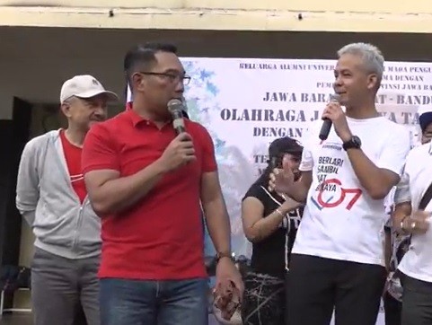 8 Ganjar Emil2 Gubernur Jabar Ridwan Kamil dan Gubernur Jateng Ganjar Pranowo saat kampanye hidup sehat di kawasan Dago, Bandung., Minggu (8/3/2020). (Foto: iNews/Juhpita Meilana)
