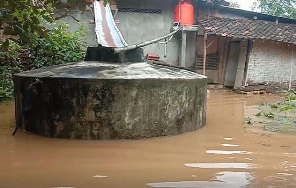 Banjir di Gunungkidul Rendam Puluhan Rumah, Minggu (8/3/2020) (Foto: iNews/Kismaya Wibowo)