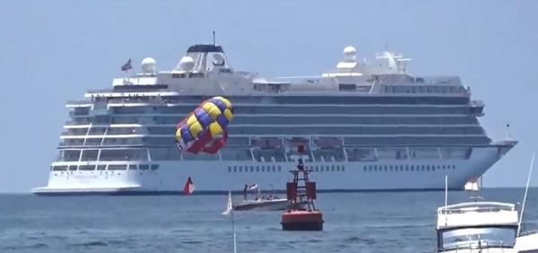Kapal pesiar viking sun diizinkan merapat di Pelabuhan Benoa, Bali, Minggu (8/3/2020). (Foto: iNews.id/Aris Wiyanto)