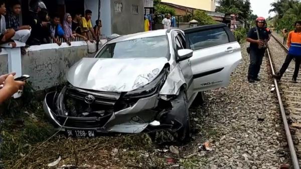 Mobil hantam kereta Mobil ditabrak kereta di Binjai, Sumatera Utara (Zainal Tanjung/iNews)