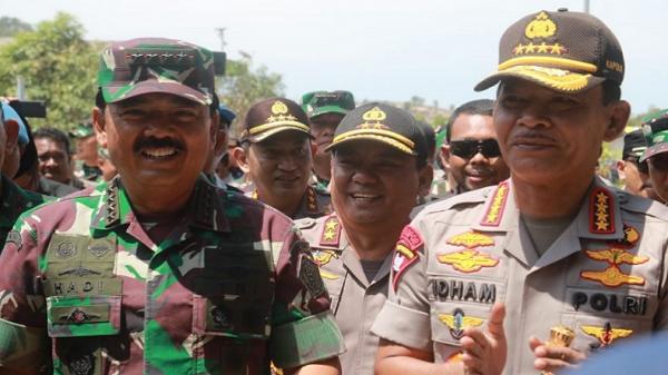 Panglima 2 Kapolri Jenderal Pol Idham Azis disaksikan Panglima TNI Marsekal TNI Hadi Tjahjanto (kanan) menyerahkan bantuan kepada warga dalam acara bakti sosial di Pulau Galang, Batam, Kepri, Minggu (8/3/2020). (Foto: Puspen TNI).