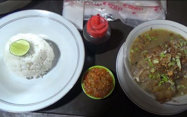 Soto Kikil Jumbo dengan Nasi disajikan di Jember, Minggu (8/3/2020) (Foto: iNews/Bambang Sugiarto)