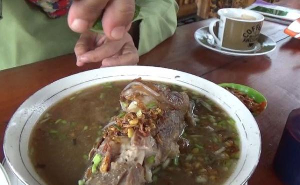 Sensasi Makan Soto Kikil Jumbo di Pinggir Sawah, Ada di