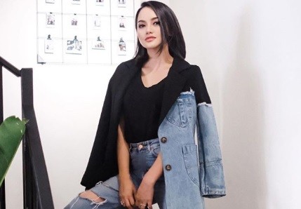 Artis jualan makanan kaki lima. 