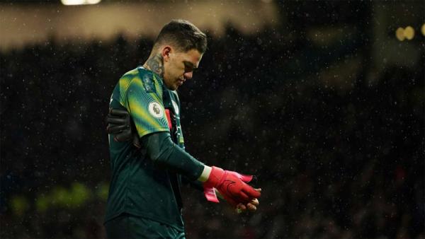Kiper Manchester City asal Brasil Ederson Moraes jadi sorotan karena melakukan blunder yang membuat timnya kalah 0-2 dari Manchester United di Old Trafford, Minggu (8/3/2020) malam. (Foto: Standard)