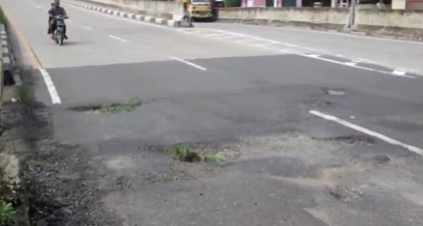 Jalur pantura berlubang di Cirebon, Senin (9/2/2020) (Foto: iNews/Toiskandar)