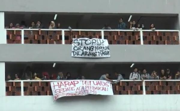 Mahasiswa dari Gunadarma Demo Mahasiswa dari Gunadarma Demo, Senin (9/3/2020) (Foto: iNews/Iyung Rizki)
