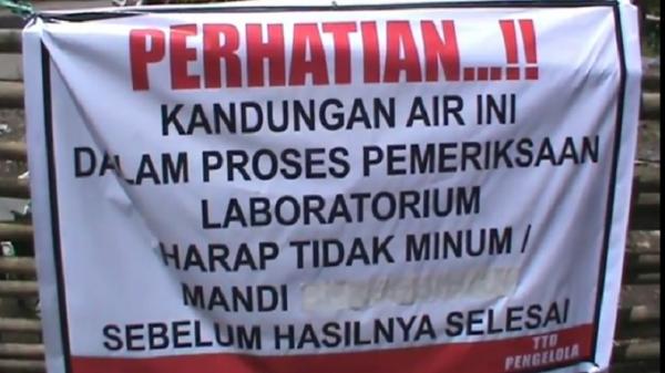 Pengumuman dilarang mandi di kolam berisi air mirip susu di Kelurahan Bontomanai, Kecamatan Bontomarannu, kabupaten Gowa, Sulawesi Selata. (Foto: iNews/Bugma)