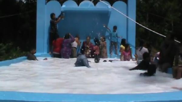 Kolam berisi air dari sumur bor di Kelurahan Bontomanai, Kecamatan Bontomarannu, kabupaten Gowa, Sulawesi Selatan yang mengeluarkan air putih mirip susu (Foto: iNews/Bugma)