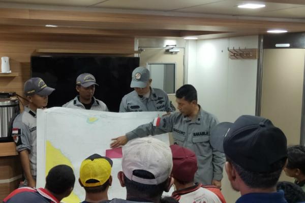 Bakamla 3 Ist Bakamla saat memberikan pengarahan kepada nelayan di perairan Natuna, Selasa (10/3/2020). (Foto: ist)