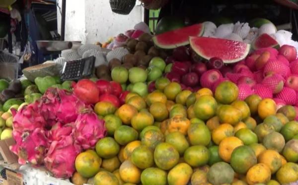 Harga buah di palembang naik Harga buah di palembang naik akibat virus korona, Selasa (10/3/2020) (Foto: iNews/Erwin Setiawan)