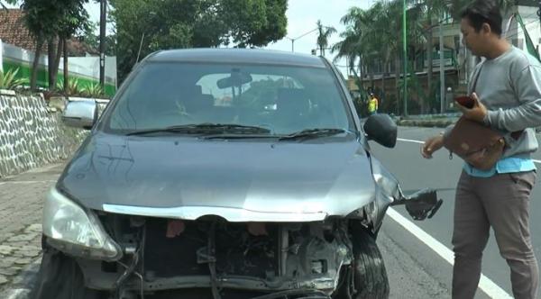 Mobil yang tabrak buruh di trotoar, Selasa (10/3/2020) (Foto: iNews/Jaka Samudra)