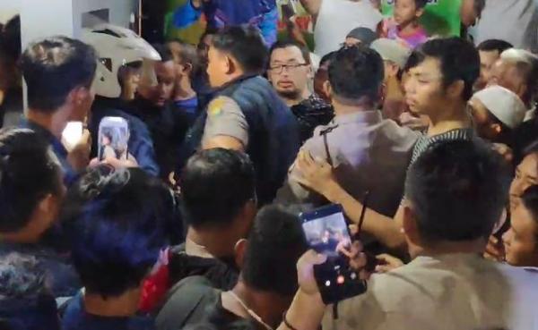 Massa nyaris main hakim sendiri maling di Bekasi, Selasa (10/3/2020) (Foto: iNews/Rahmat Hidayat)