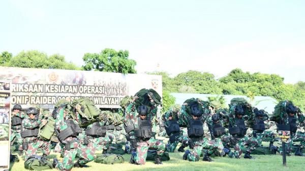 Para prajurit Satgas Pamtas Mobile Yonif Raider 900/Satya Bhakti Wirottama (SBW) di Mako Yonif Raider 900, Jalan Sudirman, Kabupaten Buleleng, Bali, Rabu (11/3/2020). (Foto: iNews.id/Puspen TNI)