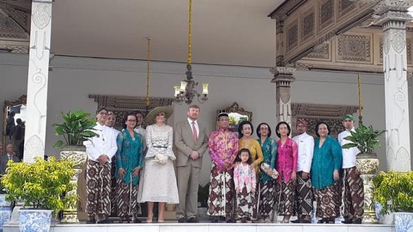Sri Sultan HB X dengan GKR Hemas berfoto dengan Raja Belanda Willem Alexander dan Ratu Maxima Zorreguieta (Foto: Twitter/Kraton Jogja)