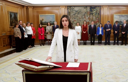 Menteri baru Spanyol untuk kesetaraan, Irene Montero, diambil sumpahnya saat upacara di Istana Zarzuela di Madrid, 13 Januari 2020. (FOTO: Emilio NARANJO / POOL / AFP)