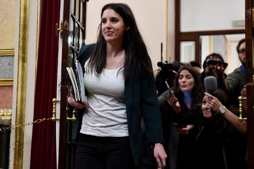 Irene Montero tiba untuk menghadiri hari pertama debat untuk memilih perdana menteri di Kongres Spanyol (Las Cortes) di Madrid pada 4 Januari 2020. (FOTO: PIERRE-PHILIPPE MARCOU / AFP)