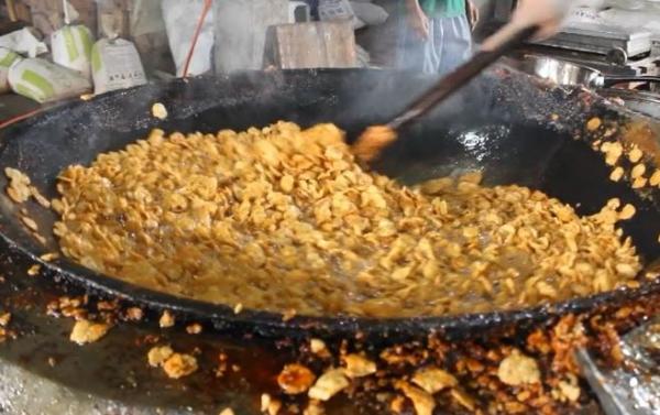 Pembuatan emping melinjo di Banten Pembuatan emping melinjo di Banten, Kamis (12/3/2020) (Foto: iNews/Iskandar Nasution)