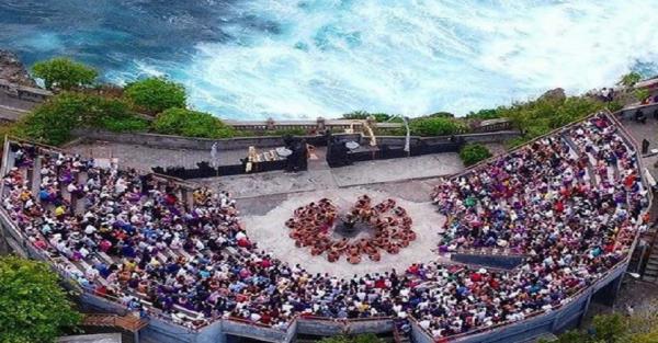 Atraksi budaya di Pura Uluwatu, Bali. (Foto: ANTARA)