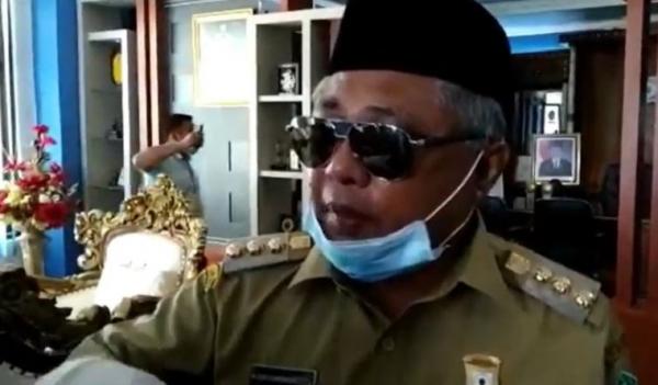 Bupati Konawe Kerry Saiful Konggoasa geram dengan video viral yang menunjukkan puluhan TKA memasuki Bandara Haluoleo, Kota Kendari, Sultra. Para TKA itu diketahui pekerja tambang di Konawe, Senin (16/3/2020). (Foto: iNews/Febriyono Tamenk)
