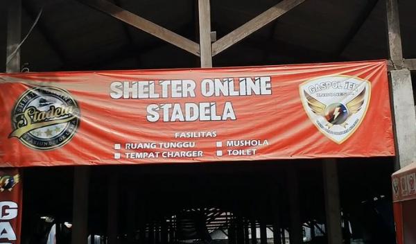 Penutupan shelter ojek di Depok, Senin (16/3/2020) (Foto: iNews/Iyung Rizki)