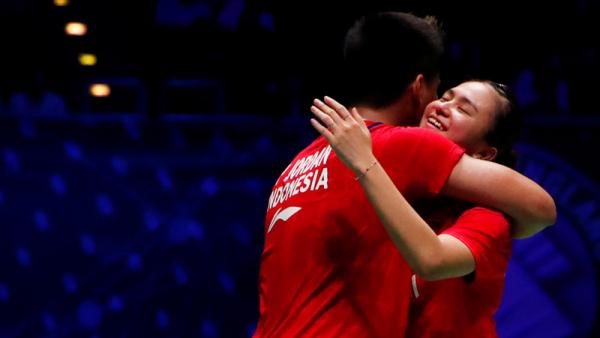 Praveen/Melati 2 Praveen Jordan (kiri) memeluk Melati Daeva Oktavianti setelah mereka menjuarai All England 2020, Minggu (15/3/2020). (Foto: ANTARA/Action Images via Reuters/Andrew Boyers)