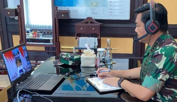 Panglima TNI Marsekal Hadi Tjahjanto rapat melalui video conference dengan Presiden Jokowi. (Foto: ist)