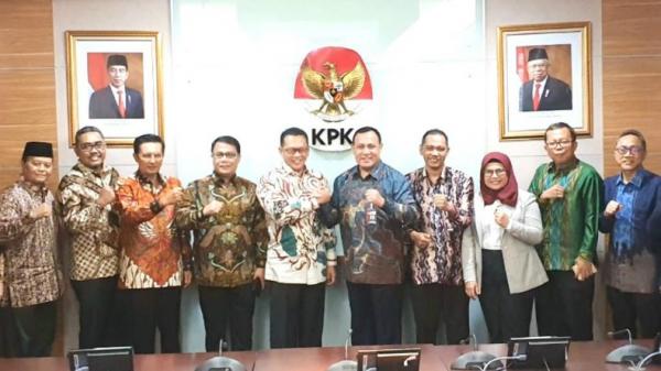 Pimpinan KPK mengumumkan dua tersangka baru dalam kasus suap proyek Dinas PUPR Kabupaten Muara Enim, Senin (27/4/2020). (Foto: Tangkapan Layar Konferensi Pers KPK)