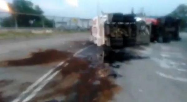 Truk Tangki Pertamina Terguling Dekat Exit Tol JORR Kalimalang, BBM ...