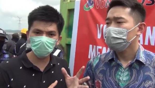 Presiden Direktur PT Virtue Dragon Nickel Industry (VDNI) Zhou Yuan (kanan) memberikan keterangan melalui penerjemahnya Indra Tomy, Zhou Yan di PT VDNI, Kamis (19/3/2020). (Foto: iNews/Febriyono Tamenk)